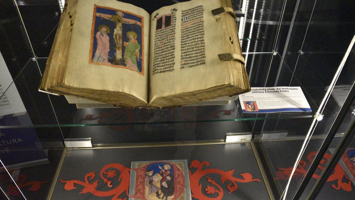 Archiv v Brně vystavuje nejstarší rukopisné knihy na Moravě, některé z unikátů jsou vystaveny poprvé